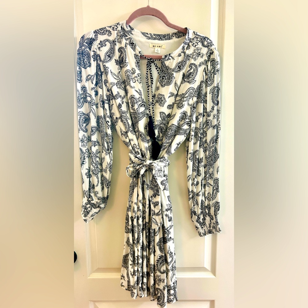 Cute!!! Black & White dress by Miami, great details. L